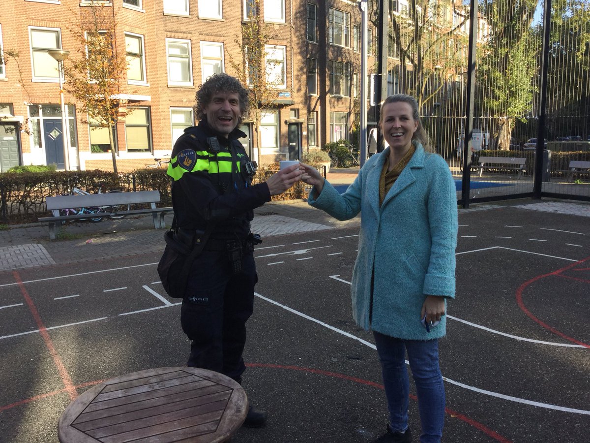 POL_Berenschot's tweet photo. Bewoner komt spotaan een bakkie brengen bij de “mobiele wijktafel”. #dank #koffie #gers #whatsappie https://t.co/uv7P6fRKzb