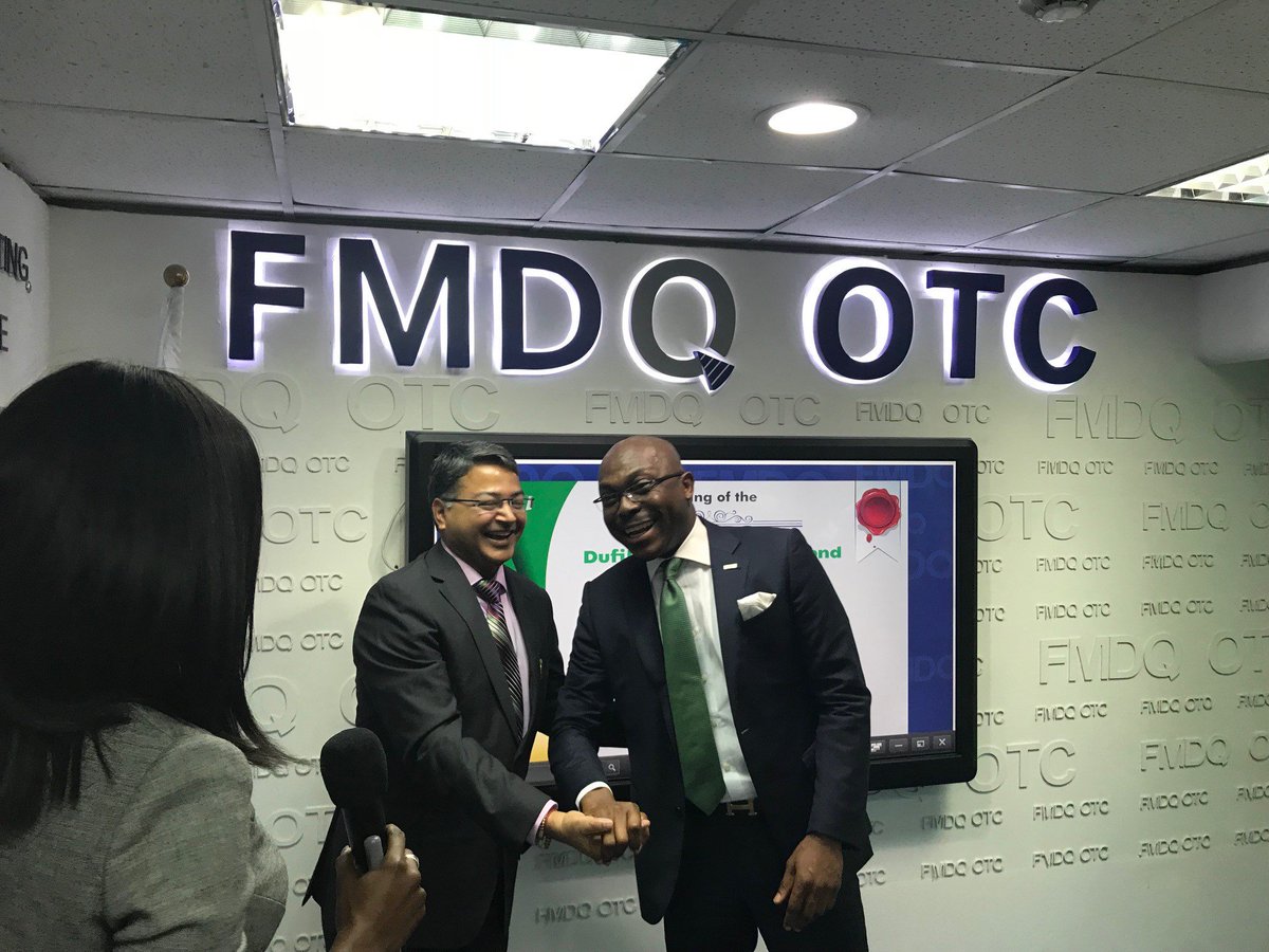 FMDQGroup's tweet photo. Autograph impression by the issuer on the FMDQ Bond Listing Wall of Fame and Screen #MadhukarKhetan #BolaOnadele #FMDQBondListing #DufilBond https://t.co/bfYb5B2giH