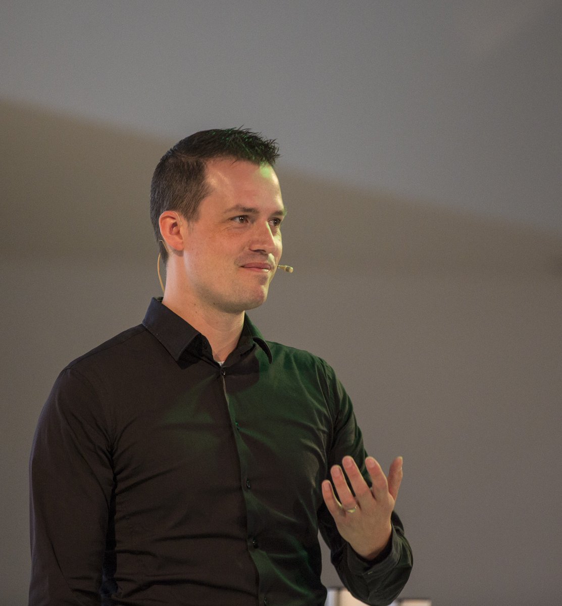 Na de break gaan we door met de volgende inspirerende spreker <a href="/SD_Meulen/">Sil</a> Hoe zit het met jullie kennis over #cybercrime? #VOS17