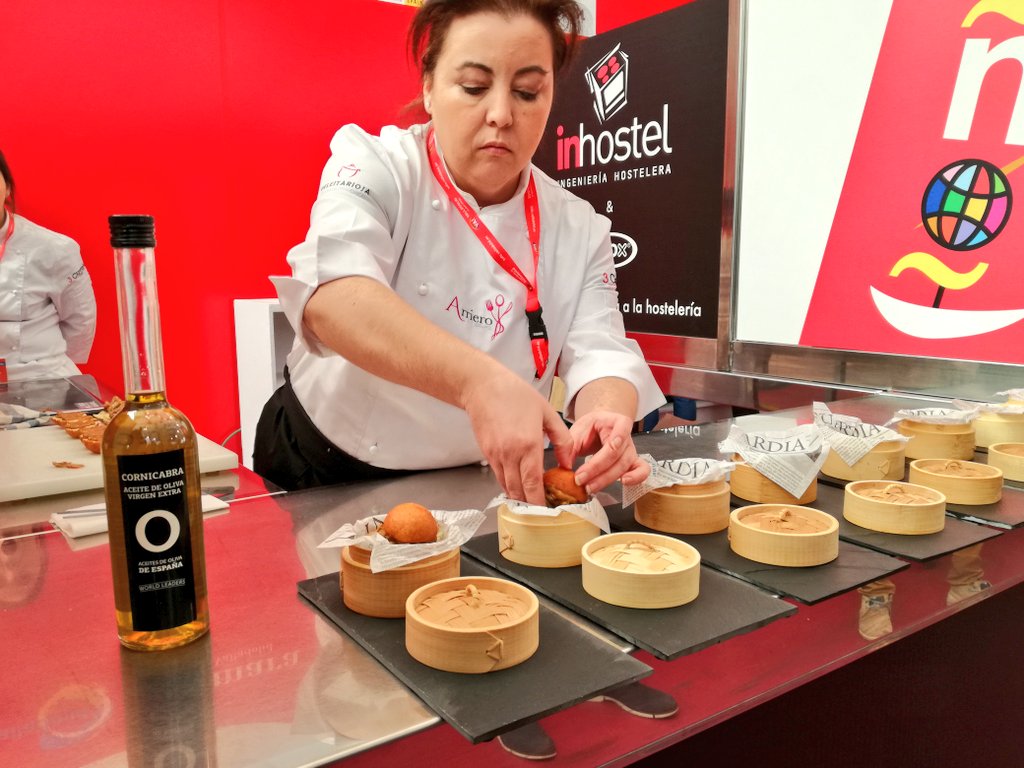 Mónica Loro de #ArrieroTapas de #Sorzano ultima ya su #tapa 'Chamarito'.

#TapasVLL2017