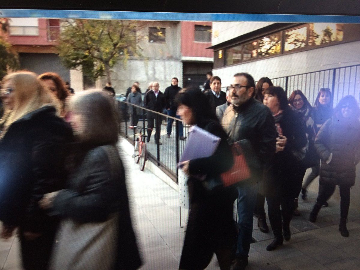 rosatalamas's tweet photo. Arriben als jutjats de la Seu els 25 directors dels 25 centres que té La Salle a Catalunya per donar suport a la directora de la Seu.@324cat https://t.co/rJujSa9aT0