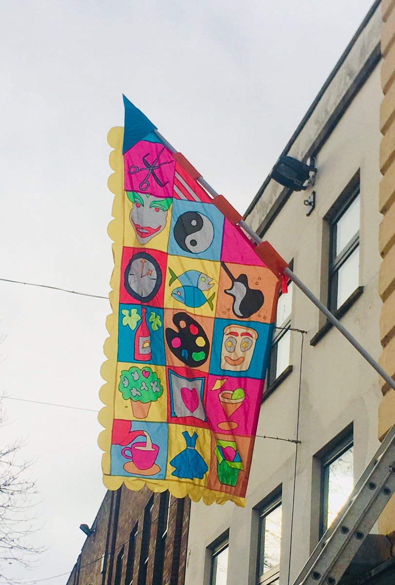 PMWinecellars's tweet photo. Here is the New Flag to mark the entrance on the high street @BathPlaceTA1 #flags #shoplocal #shopindependent https://t.co/glcOYHOF8n