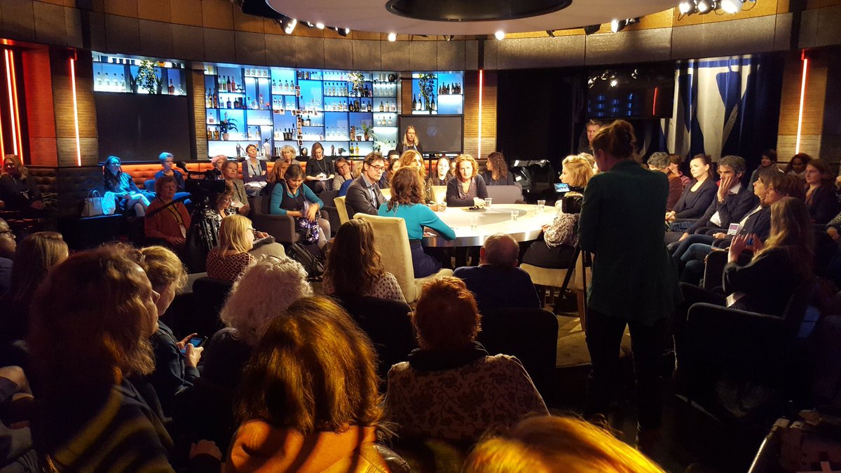 elize_lam's tweet photo. Gisteren tijdens #Voordejeugddag helemaal niet gerealiseerd dat ik aan tafel zat in de studio van Pauw 😳 #beetjedom https://t.co/ohjOybrs7P