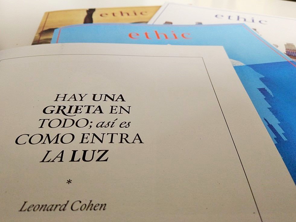 Ethic_'s tweet photo. Leonard Cohen: «Toca las campanas que aún puedan sonar, olvida tu ofrenda perfecta. Hay una grieta en todo, así es como entra la luz» https://t.co/hTkxRRzZl1