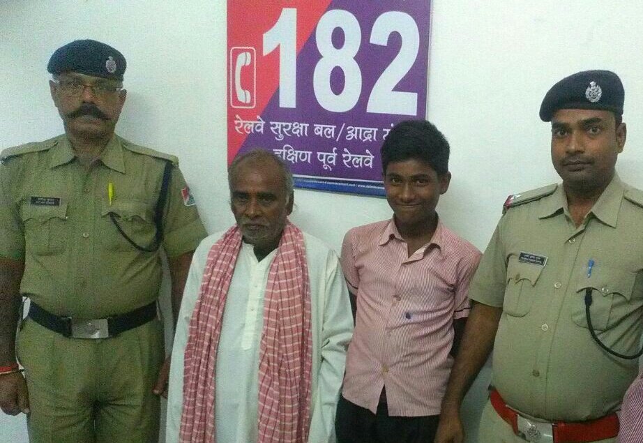 rpfbokaro's tweet photo. Rpf Post Bokaro on 06.11. rescued &amp; h/over on 7.11.17 one minor at #bscity station to parents who Thanked #rpf for safe return of the boy. https://t.co/disnh8a2UI