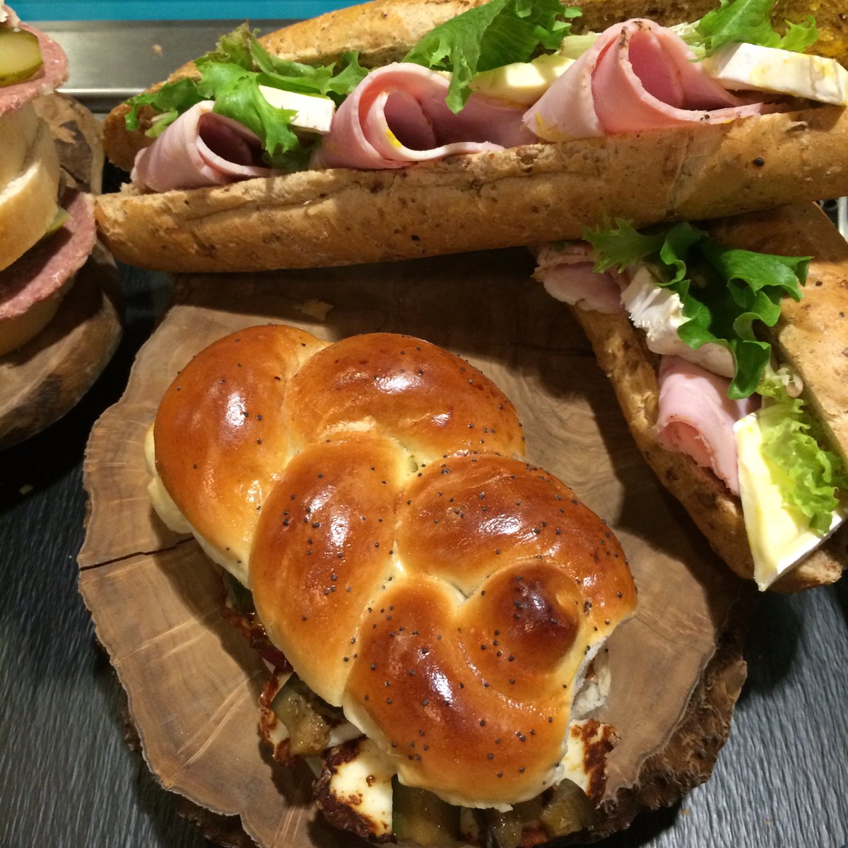 Google review: "Really cool place, efficient service, friendly staff and good quality dishes". 🐸