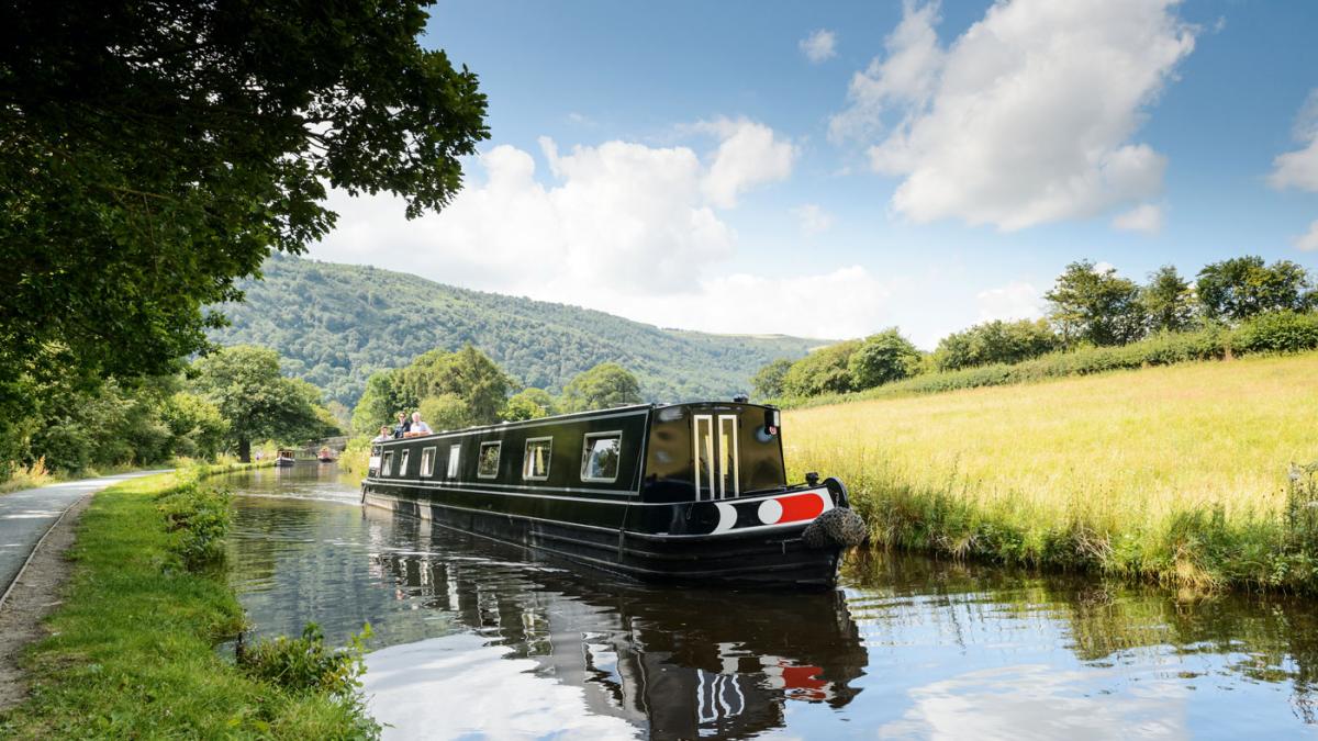 CountryfileMag's tweet photo. Drift along the Llangollen Canal with John Craven: https://t.co/ja668N4r4N https://t.co/EpgoLHLyPl