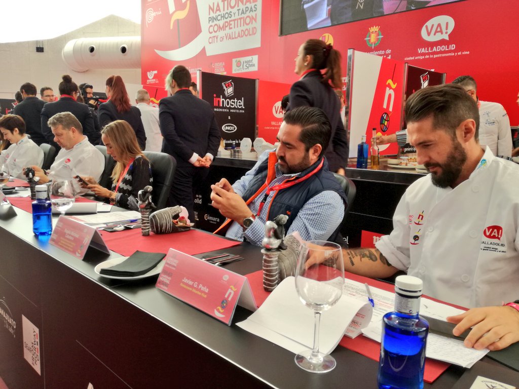 Nuestro jurado atento a las espectaculares presentaciones de las #tapas de los finalistas. 

#TapasVLL2017