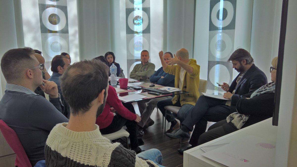 SpuntoLab's tweet photo. Quando i professionisti del settore alberghiero s'incontrano non è una gara,ma un continuo informarsi. #meeting #live #webadvisor #tourism https://t.co/ZL50EWBV4m
