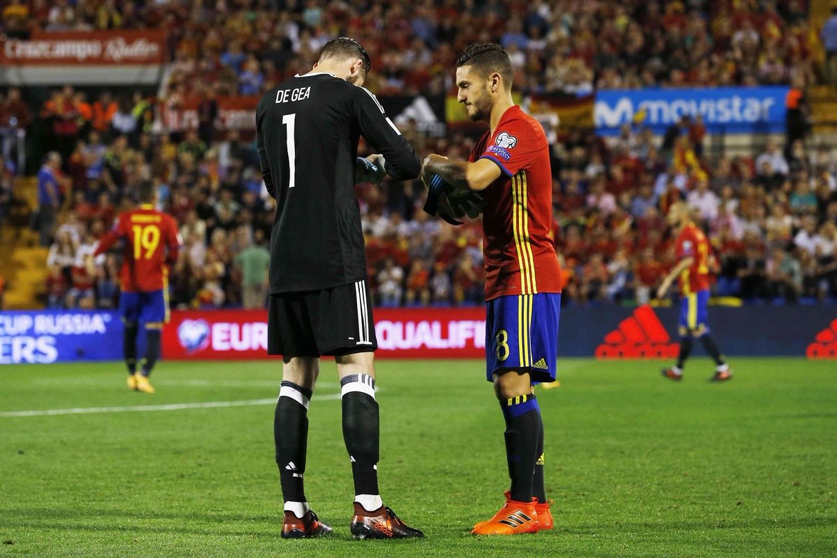 Koke6's tweet photo. Feliz cumpleaños, hermano 😜!! Have a good day 🎂🎈 @D_DeGea https://t.co/A16WnPw9xc