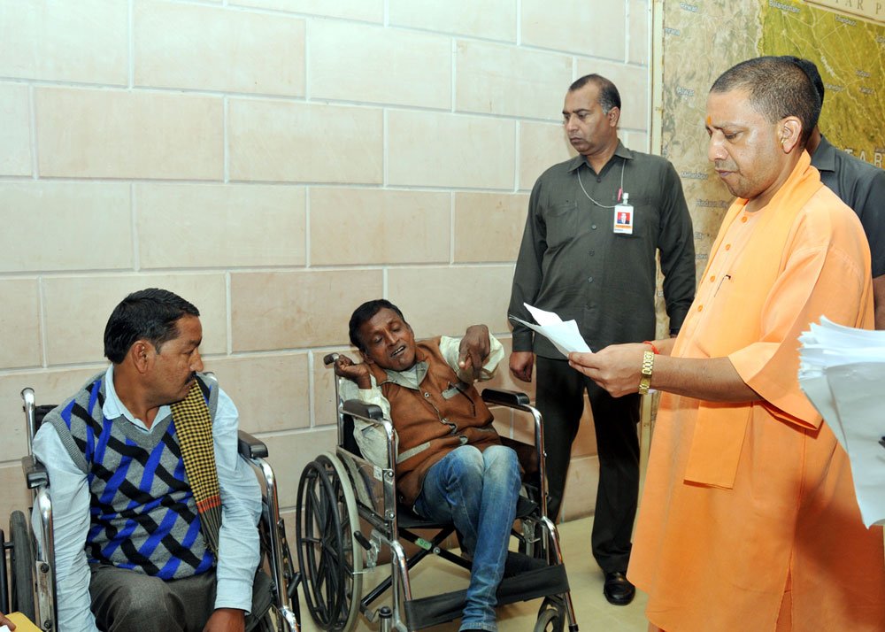 myogiadityanath's tweet photo. आज लखनऊ स्थित सरकारी आवास पर जनता की समस्याओं से अवगत हुआ, तथा अधिकारियों को जनसमस्याओं के त्वरित निराकरण के निर्देश दिए। https://t.co/LGH5CFv0aM