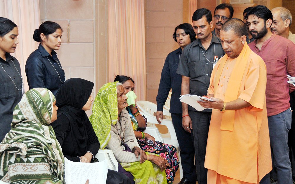 myogiadityanath's tweet photo. आज लखनऊ स्थित सरकारी आवास पर जनता की समस्याओं से अवगत हुआ, तथा अधिकारियों को जनसमस्याओं के त्वरित निराकरण के निर्देश दिए। https://t.co/LGH5CFv0aM