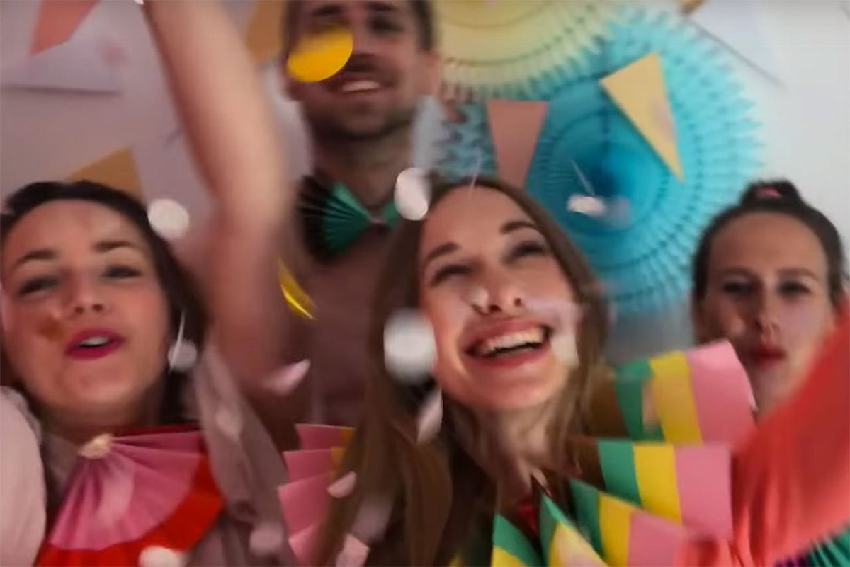 Christmas shopping should be anything but beige, says <a href="/eBay/">eBay</a> in festive ad by <a href="/72andSunny/">72andSunny</a> bit.ly/2ycyiGa