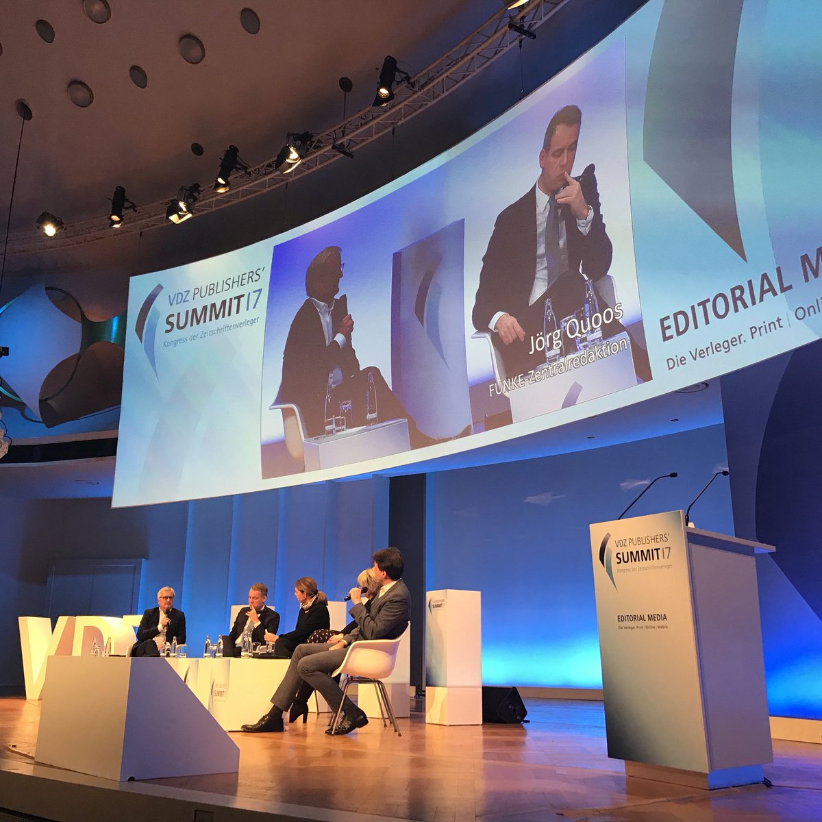 FOCUS_Magazin's tweet photo. Robert Schneider (@FOCUS_Magazin) diskutiert bei #VDZPS17 mit @marionhorn (BamS), Wolfgang Blau (@CondeNast) und Jörg Quoos (@FunkeBerlin) über Fake News und die Zukunft eines europäischen #Journalismus https://t.co/yaowdwQvd9