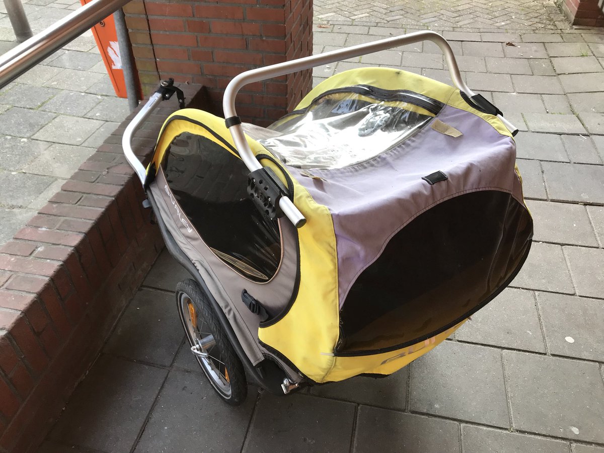 JobLeene's tweet image. Wie mist dit fietskarretje? Twee weken geleden aangetroffen bij ons pand Karnemelksloot 110. Staat nu veilig in ons fietsenhok. @PolGouda