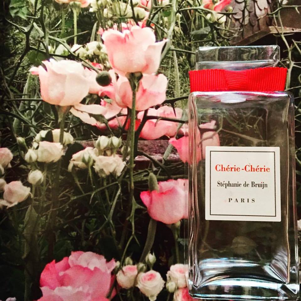 Discover Chérie-Chérie, a rose in a garden! #rose #rosebud #tuttifrutti #floral #parfumsurmesure #nicheperfume #luxe #fragrance #parfum