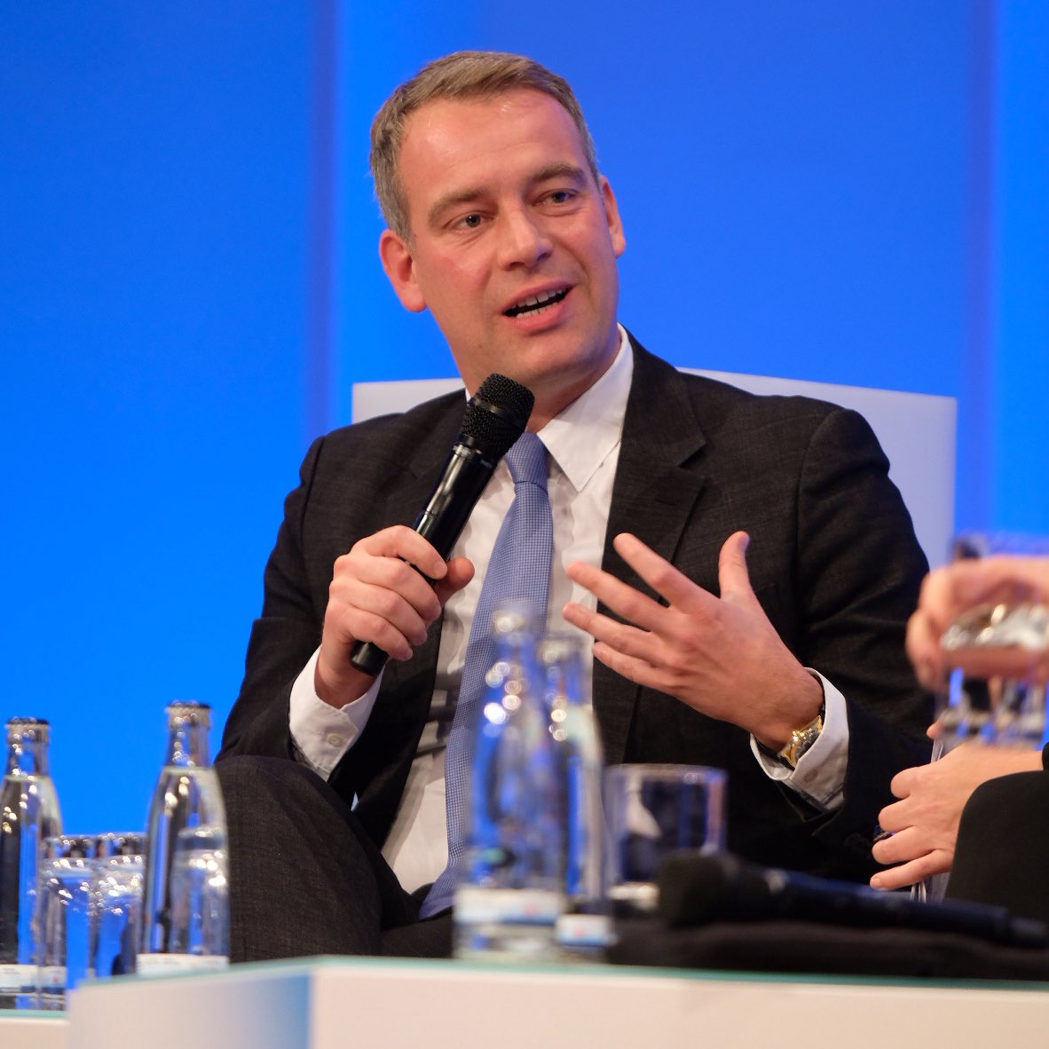 FOCUS_Magazin's tweet photo. „Man muss nicht jedes Interview drucken“ - Journalisten entscheiden, wie sie auf Provokationen reagieren: Es komme vor allem auf sauberes journalistisches Handwerk an, sagt Robert Schneider beim #VDZPS17 https://t.co/ygf5E3KSAO