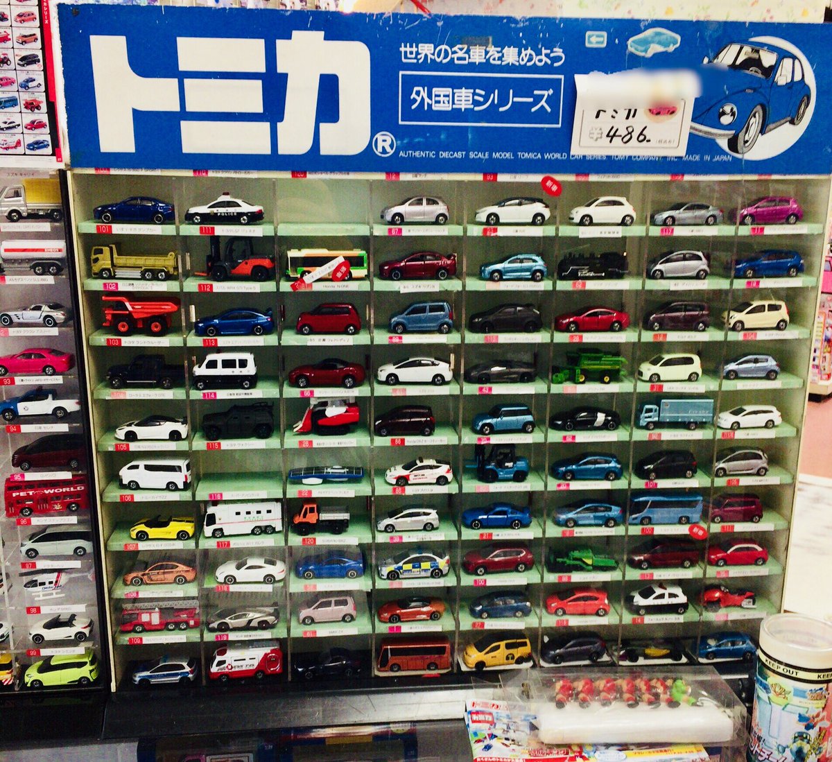 古そうなおもちゃ屋さんだナ〜と思って寄ってみたらトミカ外国車