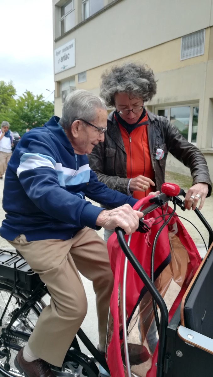 BORDEAUX : Flashback à des dames content et le M. de 97 ans, ancien coureur cycliste, qui a bien compris comment fonctionne le triporteur.