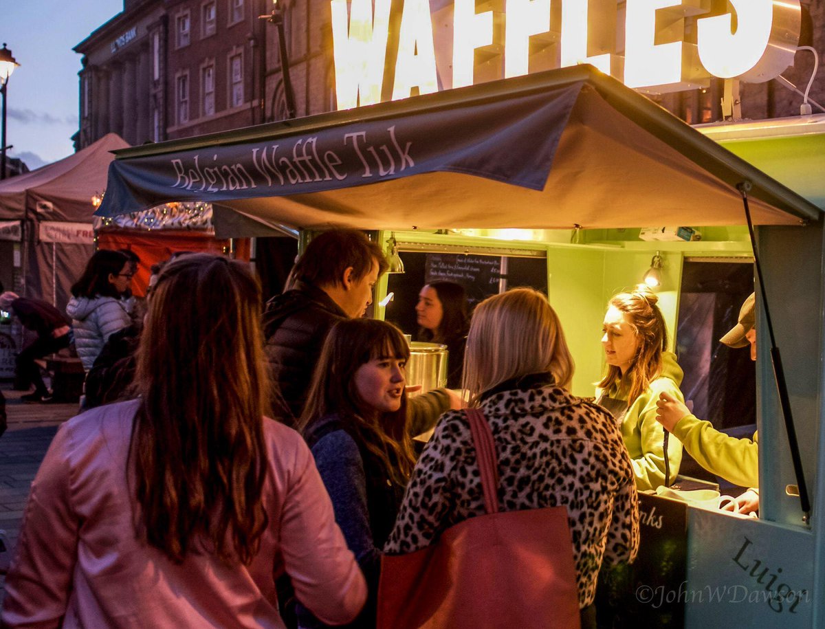 DurhamMarkets's tweet photo. Tonight's Full Moon Streetfood Market in #Durham will be on Elvet Bridge ... live music, amazing food, great atmosphere, ideal for all ages https://t.co/q8mXzSrpjW