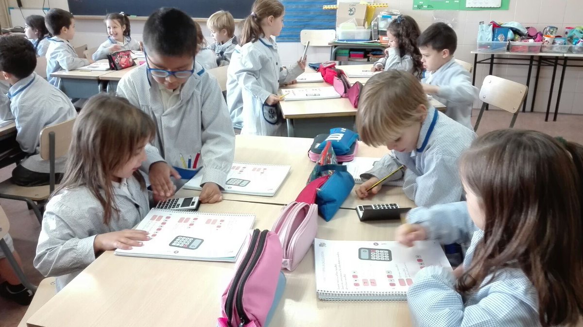 MMCCBCN's tweet photo. Avui la classe de l'Espai utilitzem les calculadores! #calculem #1rEP https://t.co/cGwiSddEuq