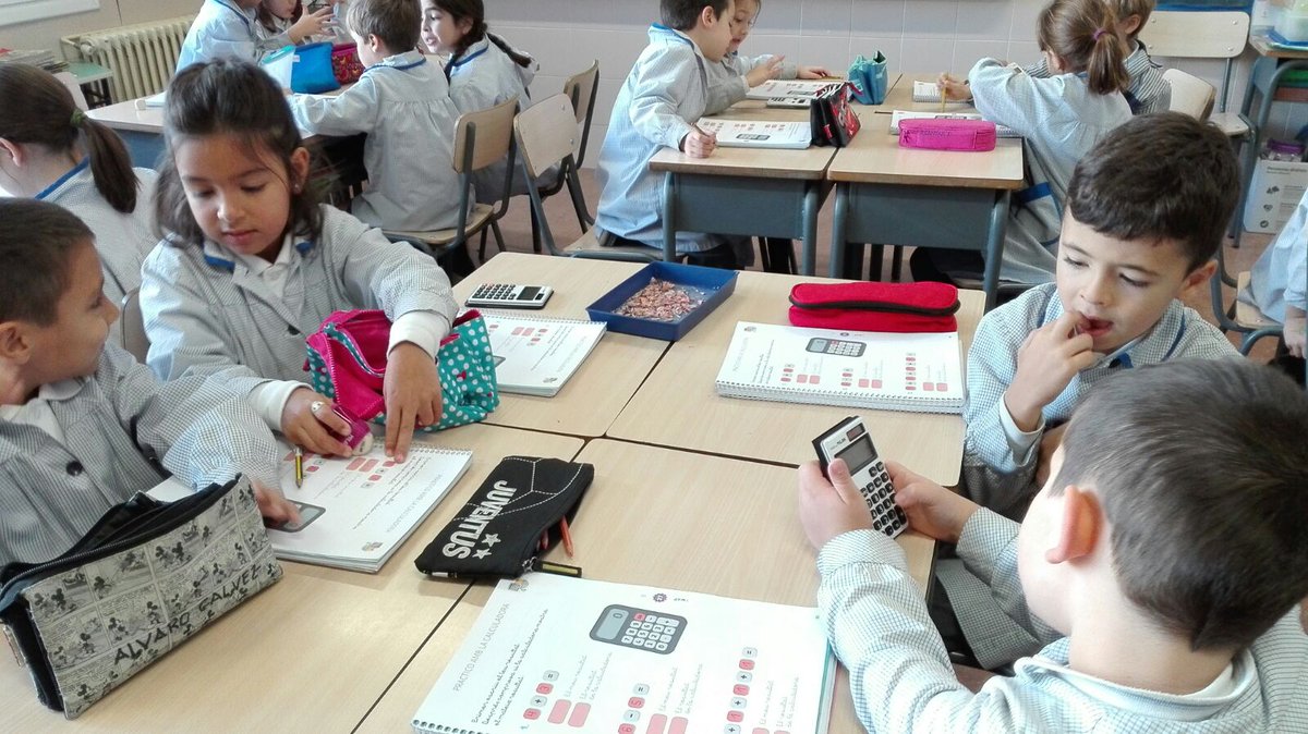 MMCCBCN's tweet photo. Avui la classe de l'Espai utilitzem les calculadores! #calculem #1rEP https://t.co/cGwiSddEuq