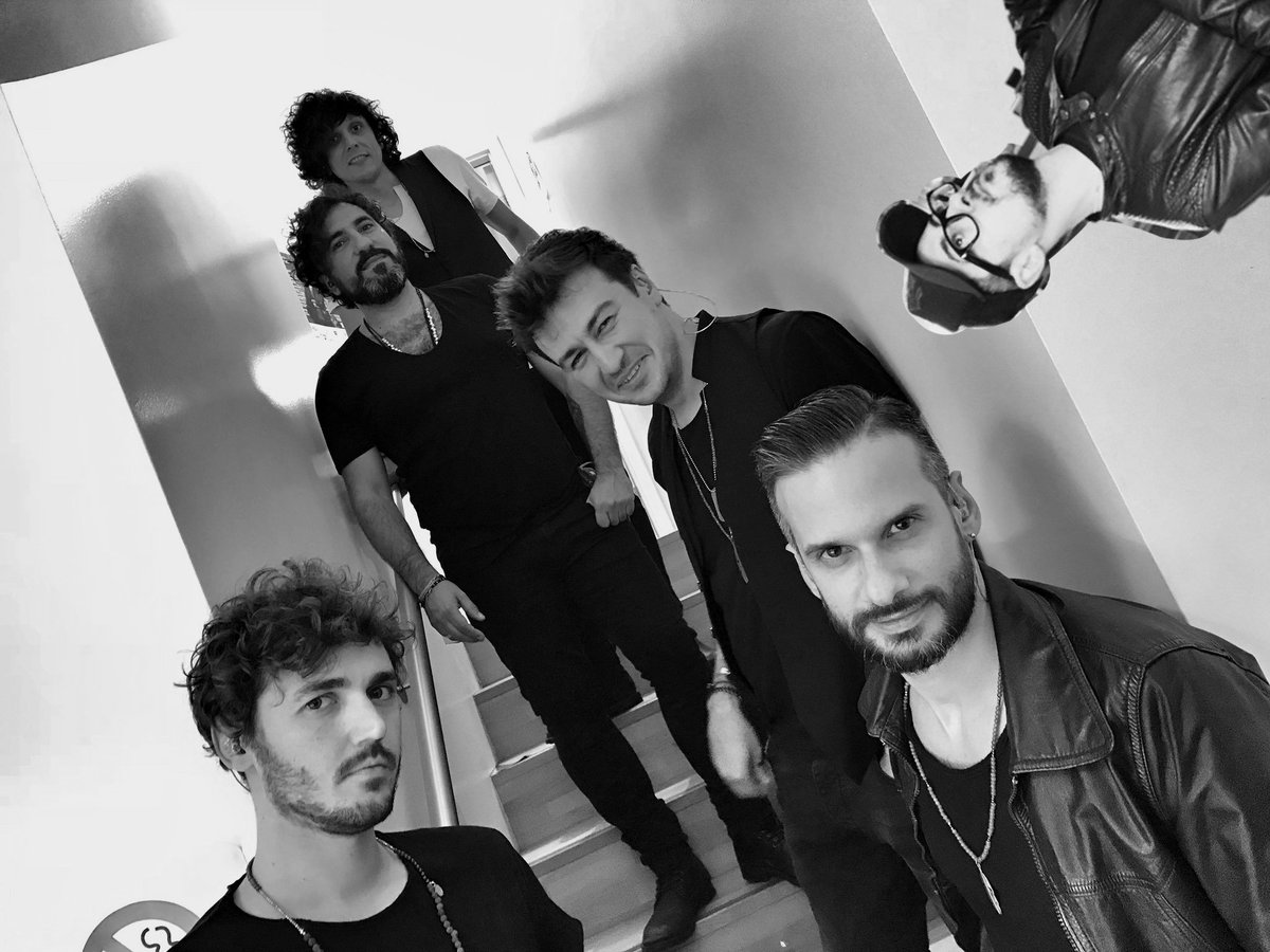 LeCoppolediEmi's tweet photo. In realtà Emiliano ha fatto parte del tour 🥁 #vietatomoriretour
#fotoinedite #piccoloemily #macheèstatrashata cit. https://t.co/F2Fd7Fx6ux