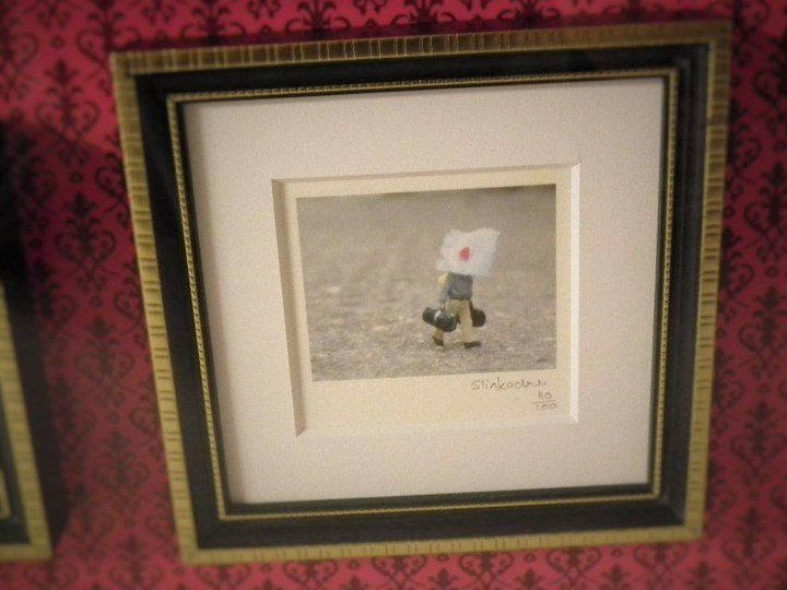 MisterFrameMan's tweet image. #throwbacktuesday frames in a gallery in a frame....frame-ception! @slinkachu