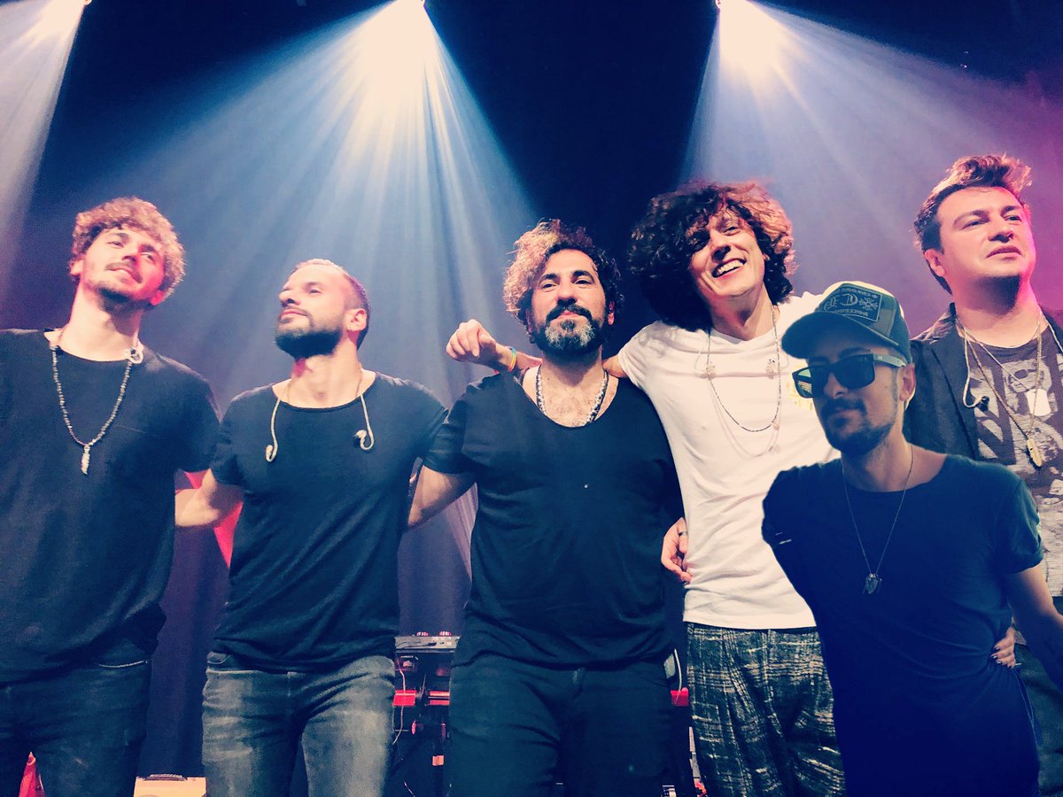 LeCoppolediEmi's tweet photo. In realtà Emiliano ha fatto parte del tour 🥁 #vietatomoriretour
#fotoinedite #piccoloemily #macheèstatrashata cit. https://t.co/F2Fd7Fx6ux