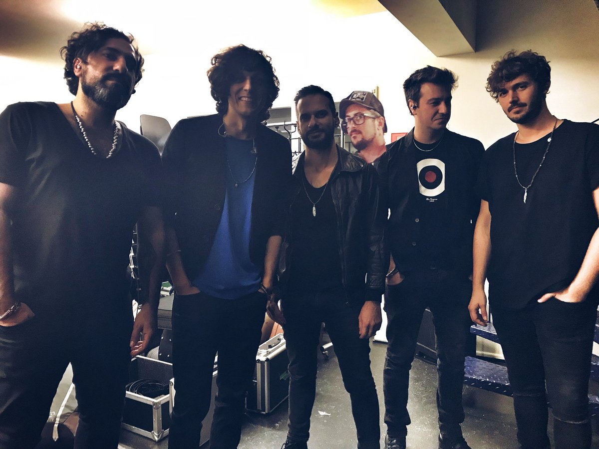 LeCoppolediEmi's tweet photo. In realtà Emiliano ha fatto parte del tour 🥁 #vietatomoriretour
#fotoinedite #piccoloemily #macheèstatrashata cit. https://t.co/F2Fd7Fx6ux