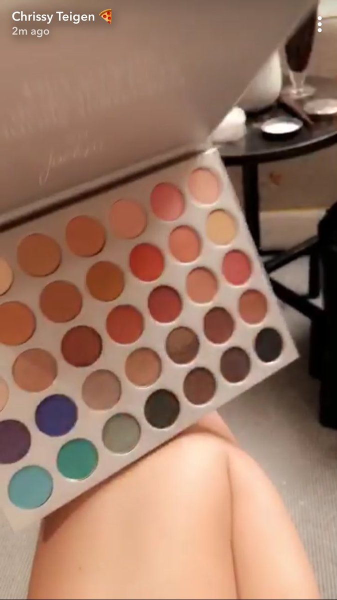 theariellemason's tweet photo. when my favorite @chrissyteigen is using my other favorite youtubers palette @Jaclynhill #wut #thisisawesome https://t.co/025U0rInif