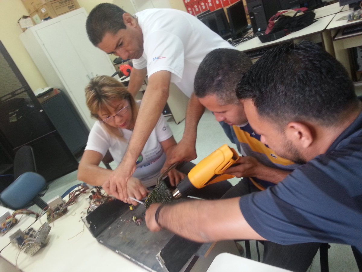 cbitcarabobo's tweet photo. Extracción de circuitos electrónicos de material reusable para utilizar las baquelitas durante el Taller de Robótica Creativa @Fundabit https://t.co/rBppugidnD