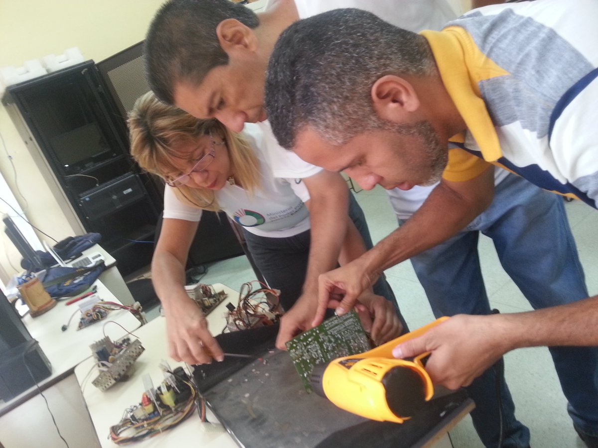 cbitcarabobo's tweet photo. Extracción de circuitos electrónicos de material reusable para utilizar las baquelitas durante el Taller de Robótica Creativa @Fundabit https://t.co/rBppugidnD