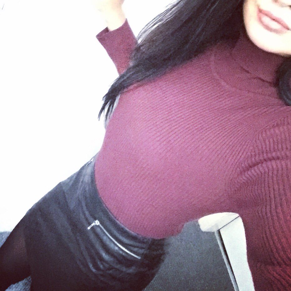 BeckMartin2503's tweet photo. In love with dark colours 🖤⚫️❄️ #winterdays #skirtandsweater #tights #leatherlook #wintercolours https://t.co/A1RWfYqTV9
