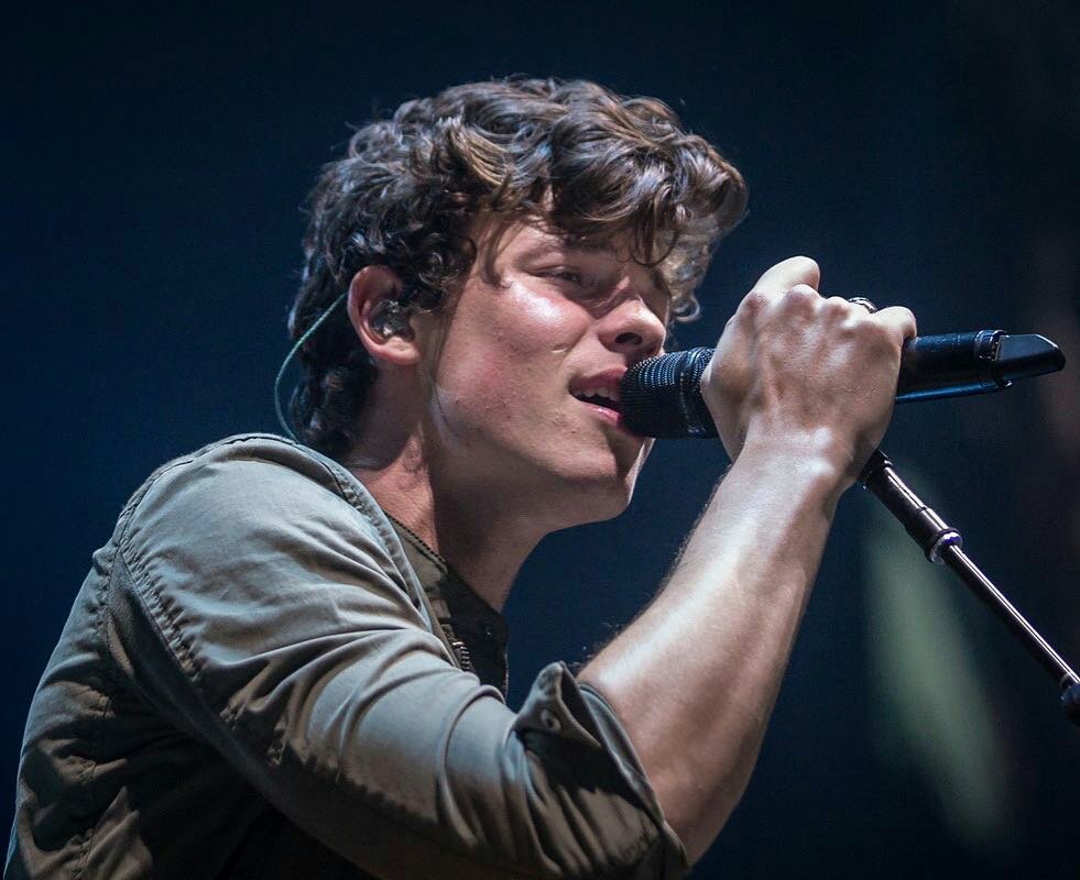 chaomendespage's tweet photo. Então quero muitos rts pra ele levar esse premio e pisar mais nos haters

I vote @ShawnMendes for Favorite Artist Adult Contemporary #AMAs https://t.co/4250WjbIv7