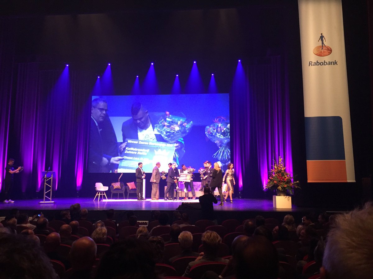 GemZaanstad's tweet photo. Koffiebranderij Zuivere Koffie: van harte gefeliciteerd met het winnen van de Zaanse Startersprijs 2017! https://t.co/DS9k6jqWvR
