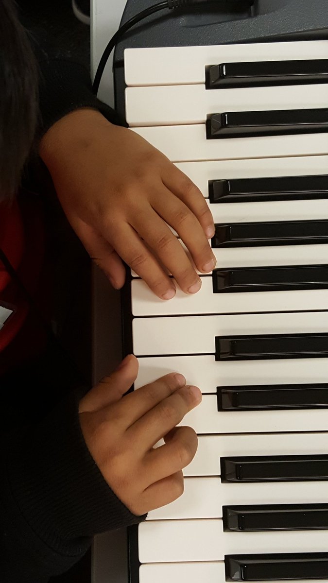 inroom412's tweet photo. Momentous School first graders (Ytem) discovering that our keyboards play more than just piano sounds. #msoctx https://t.co/gu47jHf6Mz