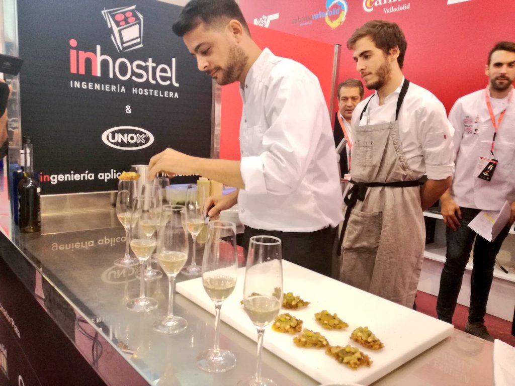 CNPinchos's tweet photo. 'Tagarninas esparragás', la #tapa de Rafa de Bedoya de #Masktapas de #JerezdelaFrontera, #Cádiz.

#TapasVLL2017 https://t.co/MAsKLFtj2z