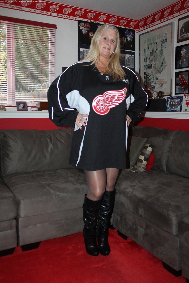 75daka's tweet photo. @AprilNylonsSC Hi April Are you kidding from Detroit red wings? https://t.co/YNwi5eGs80