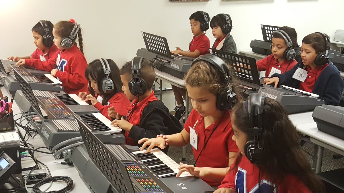 inroom412's tweet photo. Momentous School first graders (Ytem) discovering that our keyboards play more than just piano sounds. #msoctx https://t.co/gu47jHf6Mz