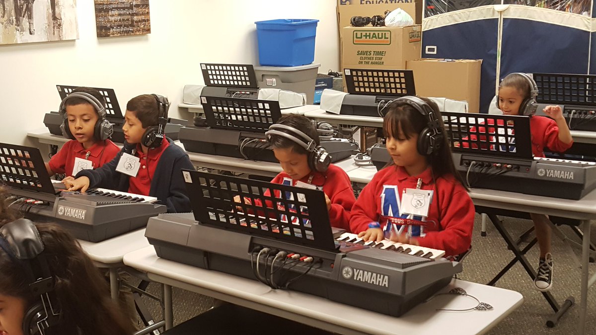 inroom412's tweet photo. Momentous School first graders (Ytem) discovering that our keyboards play more than just piano sounds. #msoctx https://t.co/gu47jHf6Mz