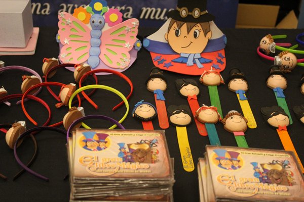 ¡No olvides pasar por el stand de #merchandising a la salida de al función que tenemos un montón de cosas de #ElGranLibroMágico!