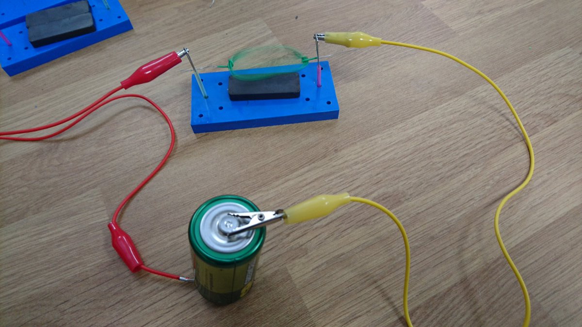 drbrazier's tweet image. Simple and fullproof Westminster motor. Making teachers and students time more efficient. @CLEAPSS #techniciansrule #MacGyver #paperclips