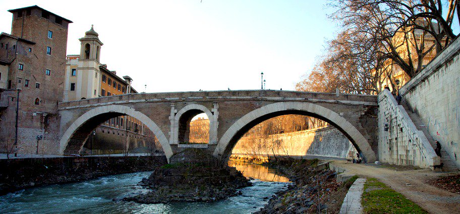 Rome’s Oldest Bridge: Pons Fabricius dlvr.it/PzjsVS by <a href="/italyexplained/">Italy Explained</a>