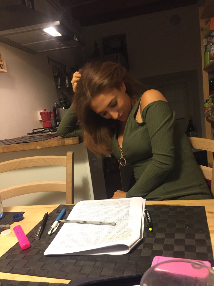 baldonciniisa's tweet photo. Io sono nata #studiosa 😂 .... #compiti #milano #cucina #iulm #università #studiare come mi piace https://t.co/erTf1qZgew