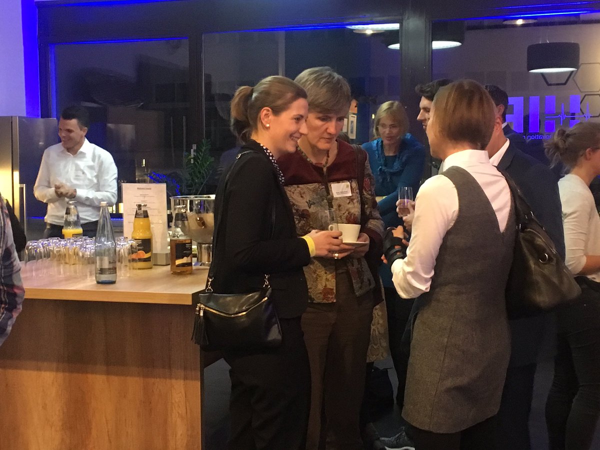TK_Presse's tweet photo. Mit einem Bar Camp und Diskussionen in lockerer Runde klingt der Innovationstag langsam aus. #TKaccelerator @healthinnoport https://t.co/u8J1j5hmzL