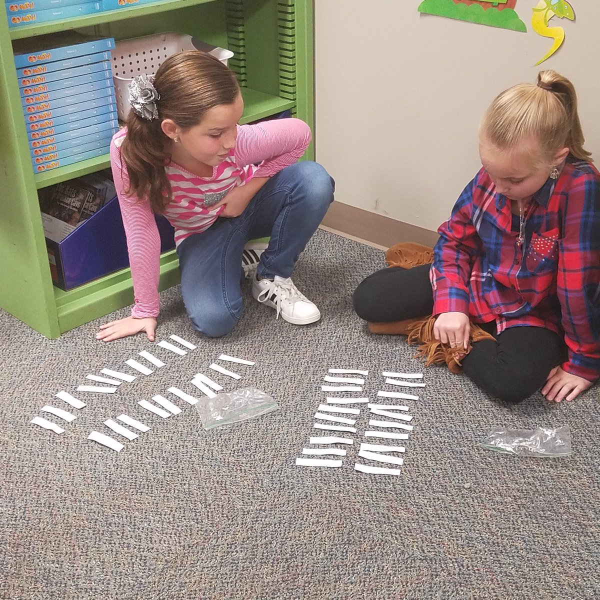 Steenhoek3's tweet photo. Altoona 4th graders- partner sorting routines. Words their Way. #peerconversations #wordstudy https://t.co/1hE0tRvv6O
