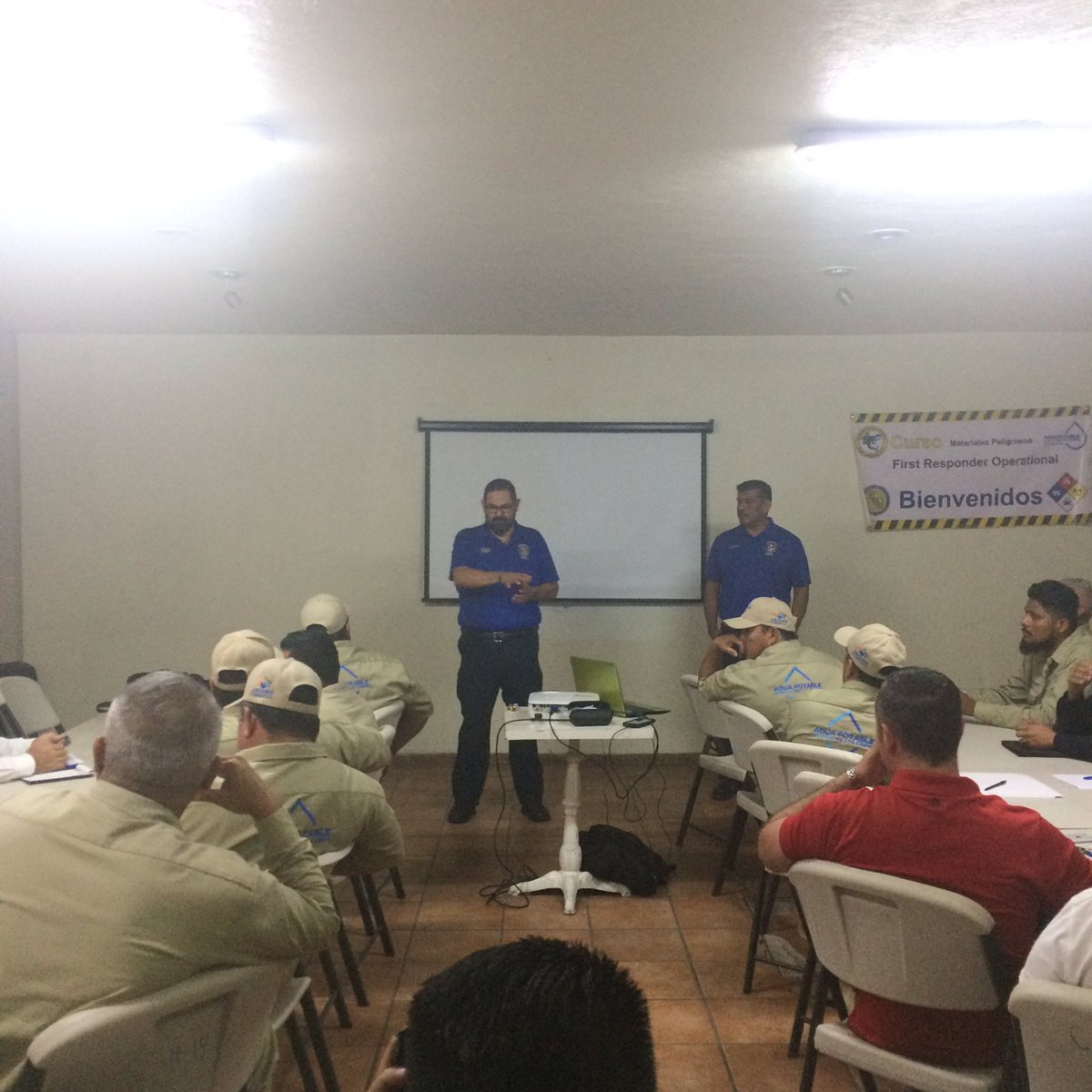 Comandantecsl's tweet photo. Iniciamos con una gran participación en el Curso de Materiales Peligrosos Primer Respondiente Operacional. #BomberosCSL https://t.co/nzL7yxNKGG