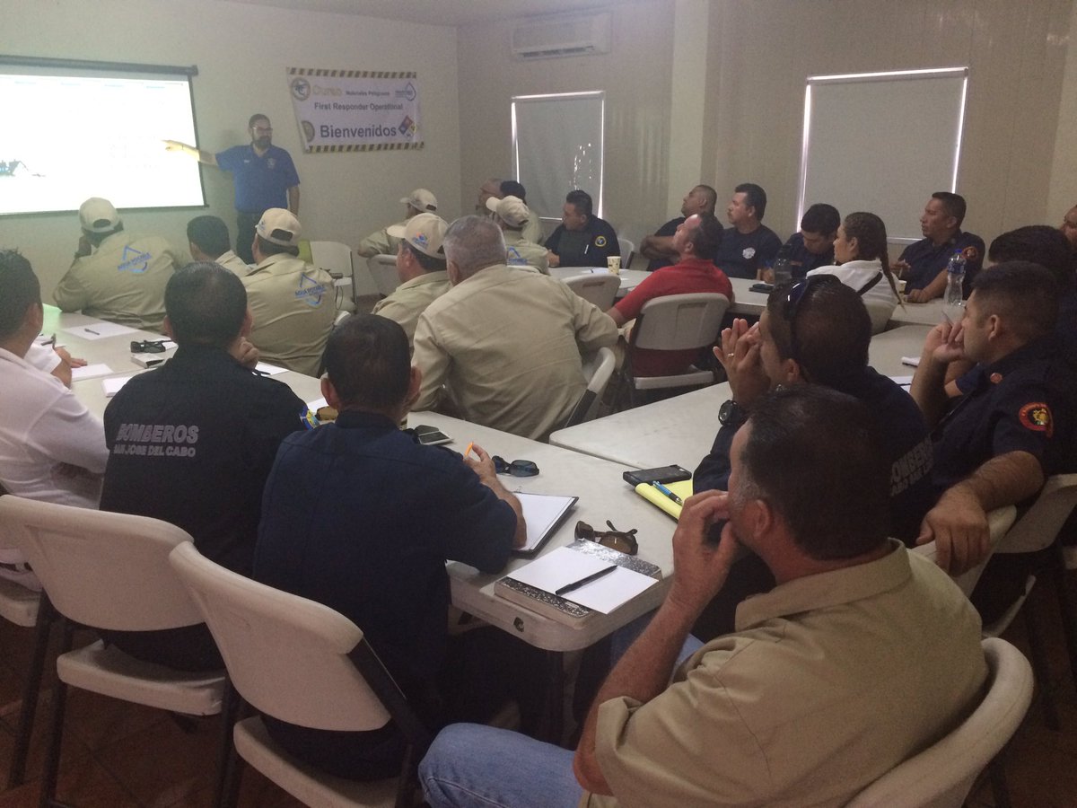Comandantecsl's tweet photo. Iniciamos con una gran participación en el Curso de Materiales Peligrosos Primer Respondiente Operacional. #BomberosCSL https://t.co/nzL7yxNKGG