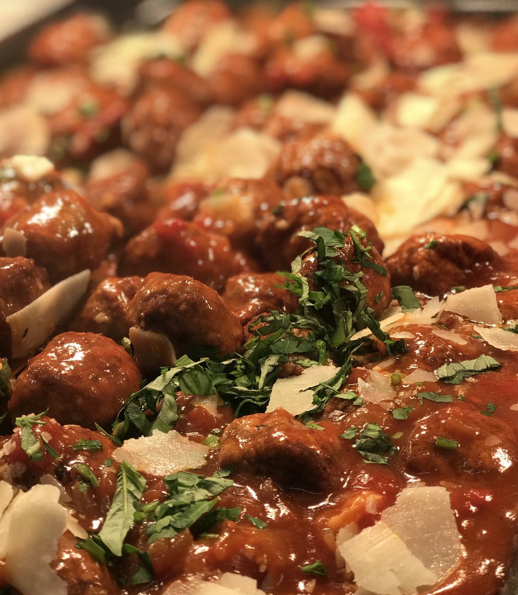 AKShospitality's tweet photo. Chipotle spiced BBQ meatballs with a side of mac &amp; cheese &amp; a rocket &amp; Parmesan salad! #yum! @AKSSchool @ChartwellsInd #newmenu https://t.co/YpM4uz6l8s